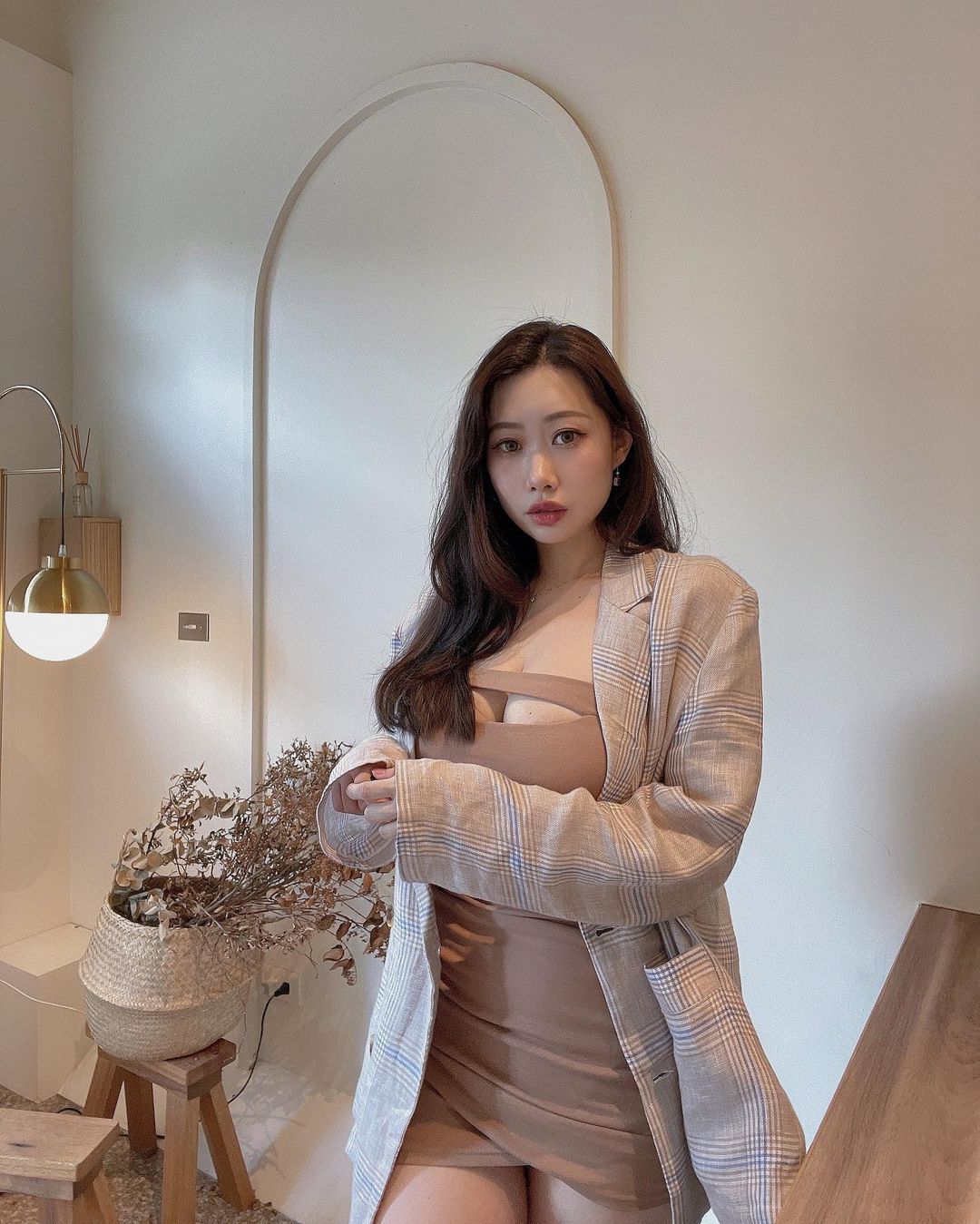 兇猛美豔的「台灣大姊姊」真的有夠大！「白色巨乳」網友推爆：極品我的菜