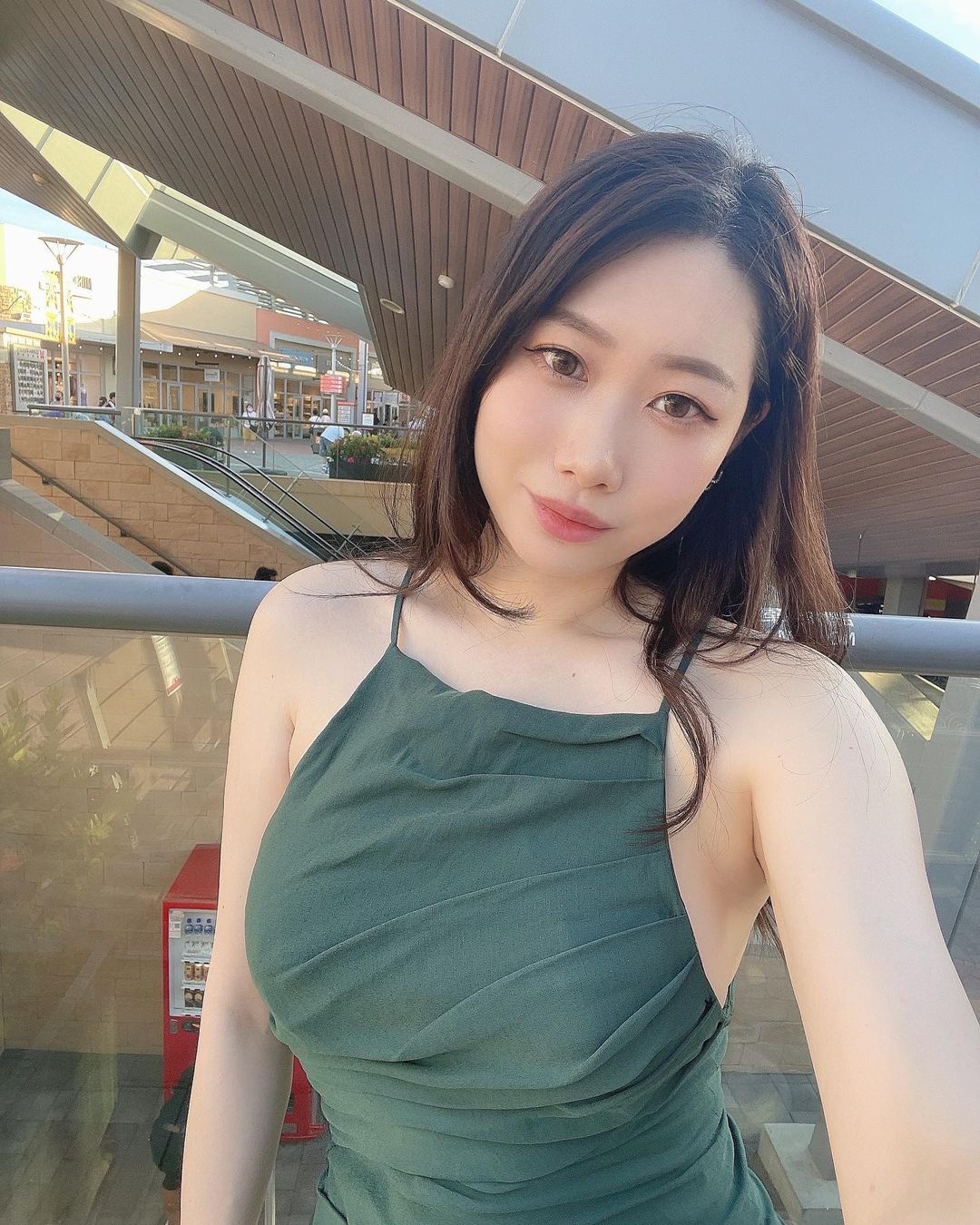 兇猛美豔的「台灣大姊姊」真的有夠大！「白色巨乳」網友推爆：極品我的菜