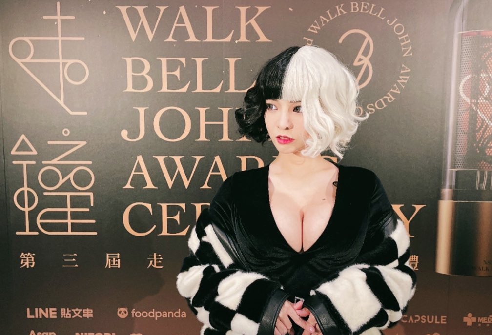 鬼老師上課啦！「郭鬼鬼Angela」爆乳開課　搞笑教學英文
