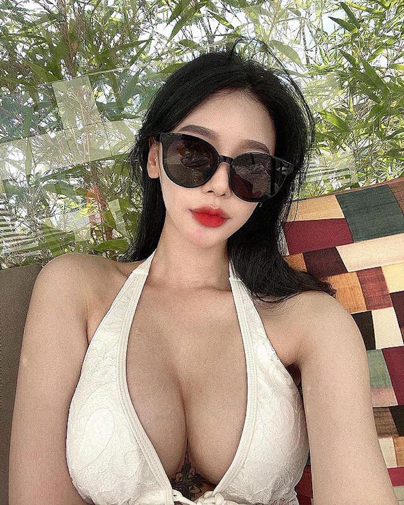 美豔空姐「胸前車頭燈太猛烈」，「極致的乳量」實在好巨大！