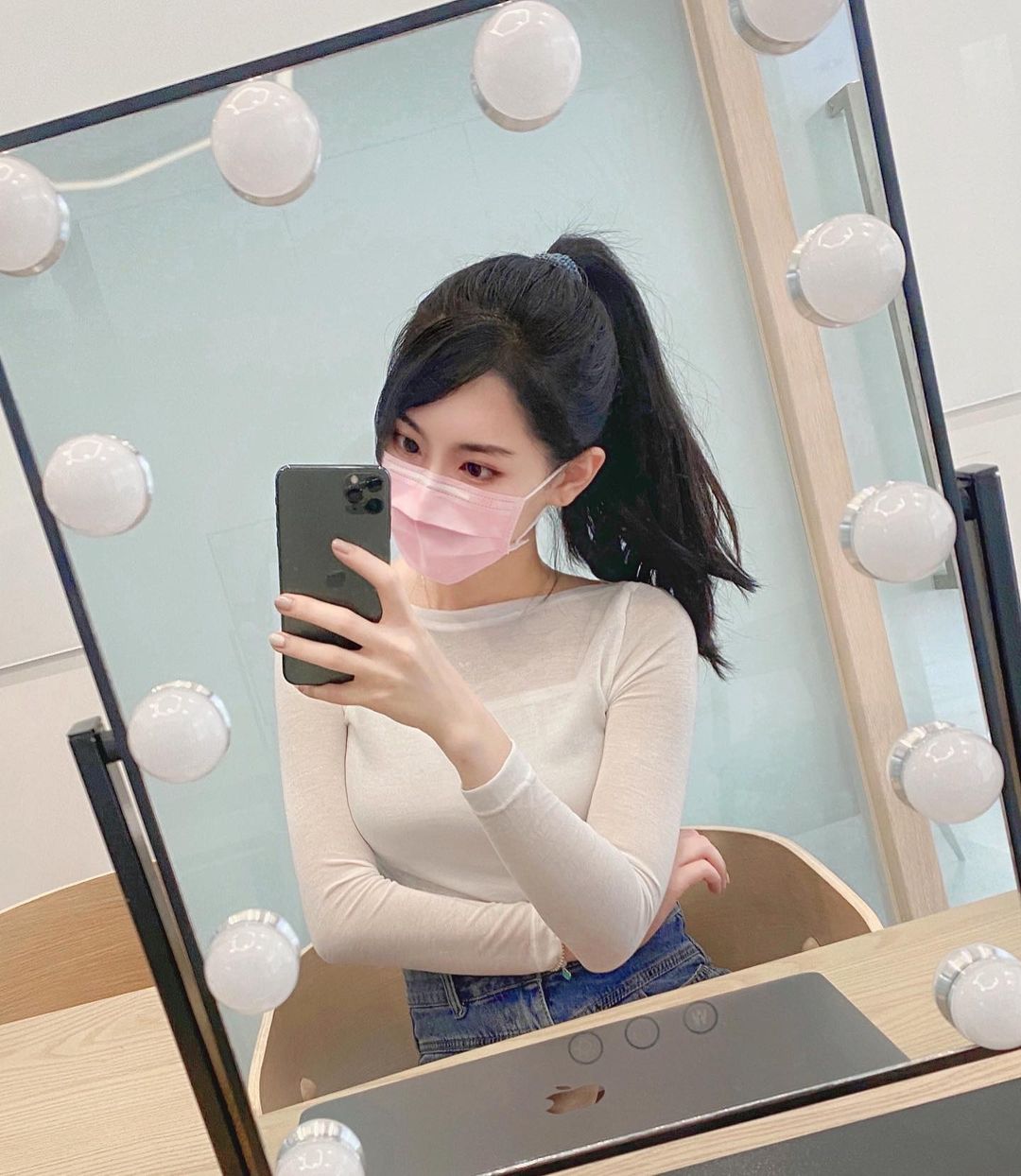 這數學老師太OP！「正妹老師」Kelly熱愛運動打球，「雪乳美腿」超級吸睛惹火！
