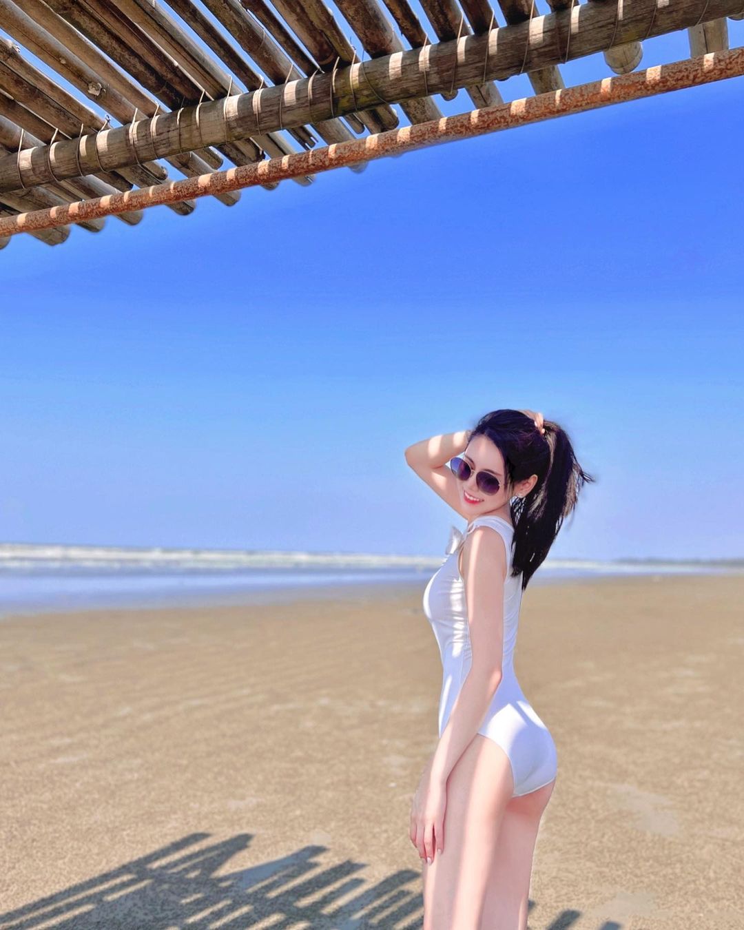 這數學老師太OP！「正妹老師」Kelly熱愛運動打球，「雪乳美腿」超級吸睛惹火！