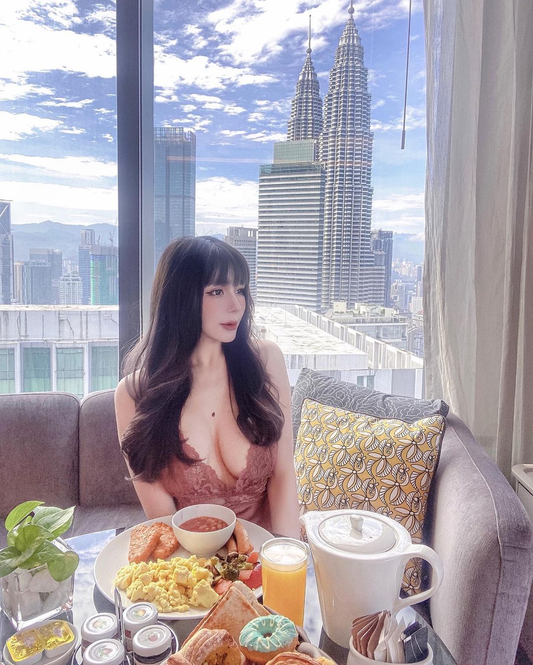 胸有大痣的性感辣媽！「Amanda」巨乳細腰超犯規，驚人比例看過就難忘！