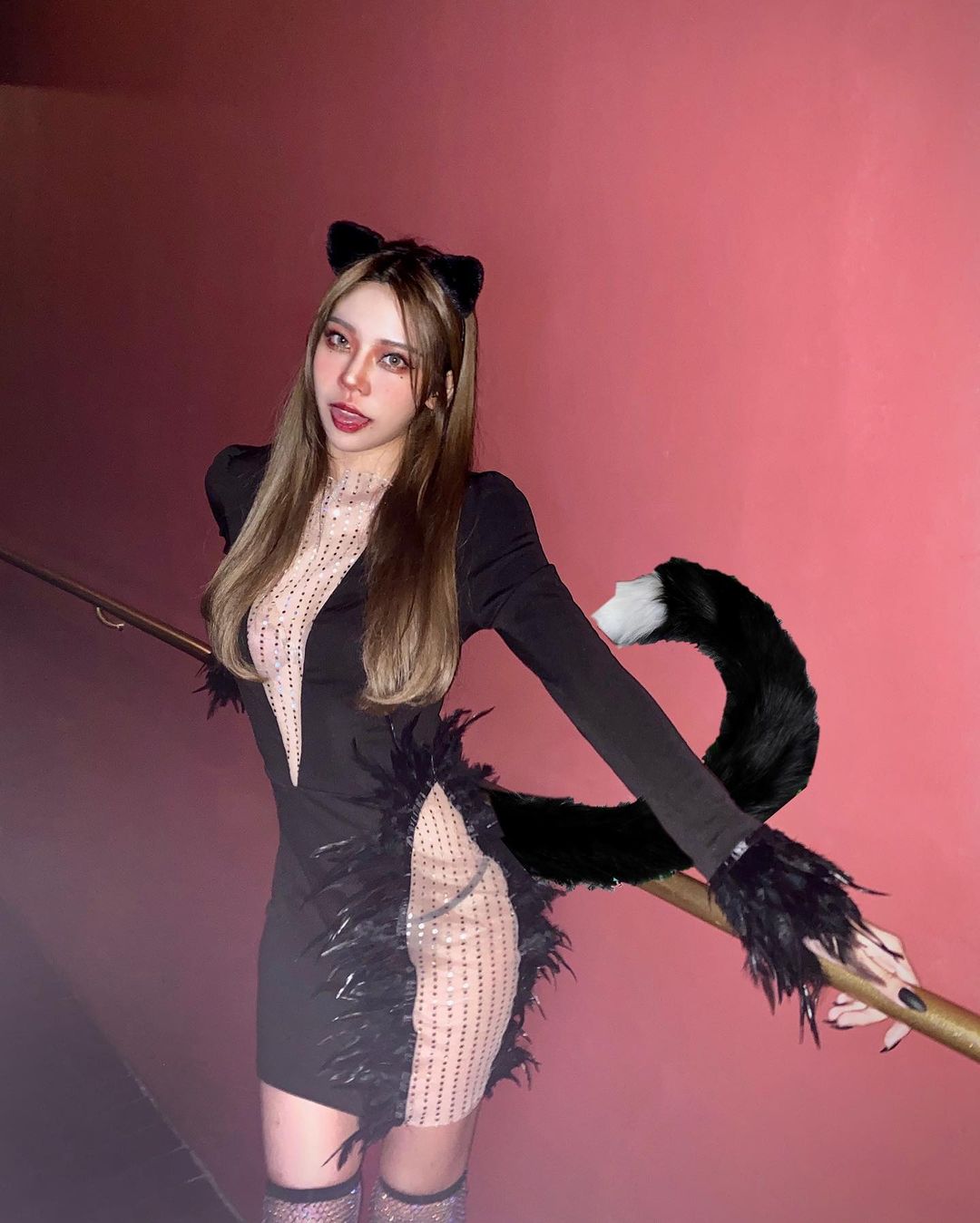 「聖誕黑精靈」過節先送禮，「猖狂水蛇」頂美乳讓粉絲爆搶！