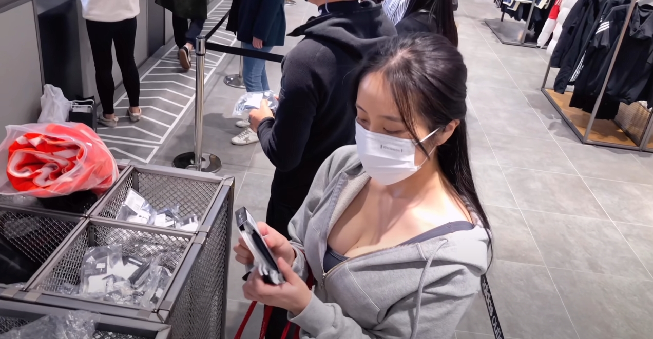 超猛翹臀「瑜珈老師」不顧旁人眼光　連逛街都要邊逛邊深蹲