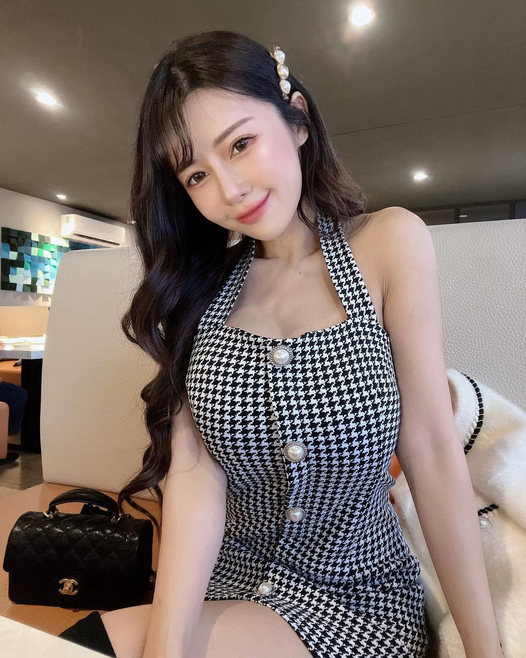 超壞學生妹「安希Anxi」襯衫不扣好洩春光　裡面竟然還無罩！
