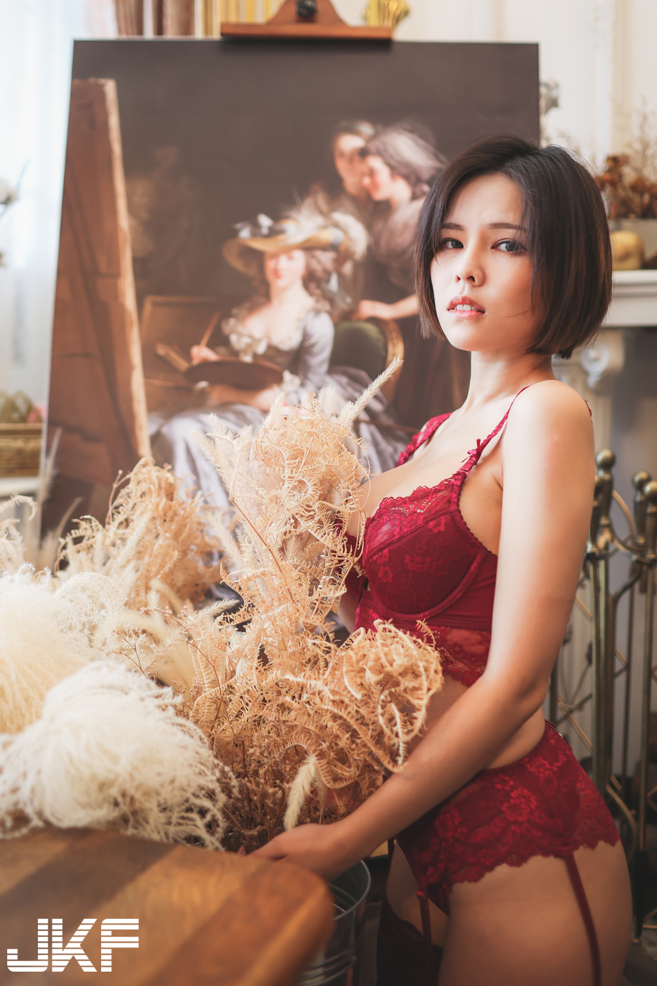 短髮辣模「EFA伊法」巨乳翹臀勾引，一發射中你的心！