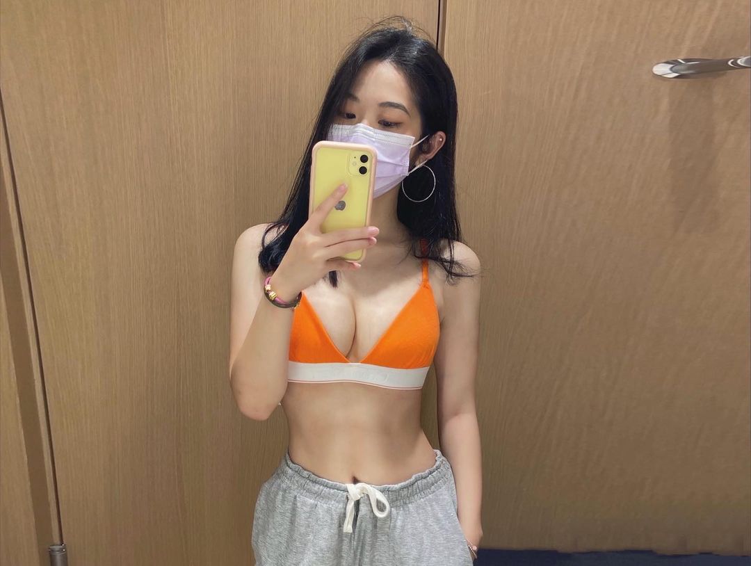 青春的力量！「正妹大學生」海邊玩耍身材太OP，「美乳腹肌」不愧是啦啦隊女孩！