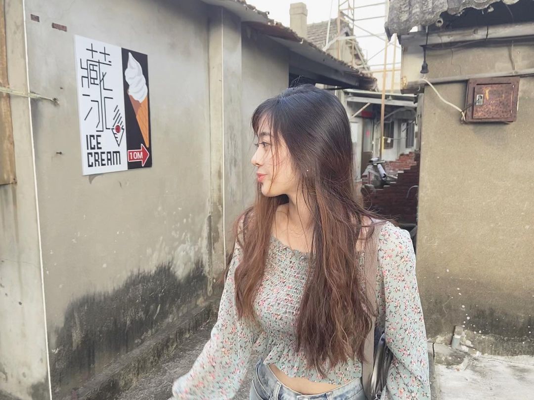 青春的力量！「正妹大學生」海邊玩耍身材太OP，「美乳腹肌」不愧是啦啦隊女孩！