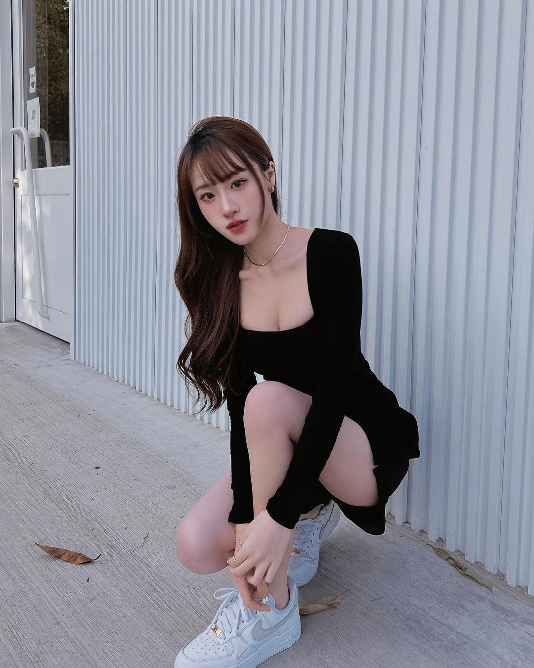 「白嫩級天菜」凹凸辣體趴檯桌，「倒出嫩奶」就能秒揪牌咖！