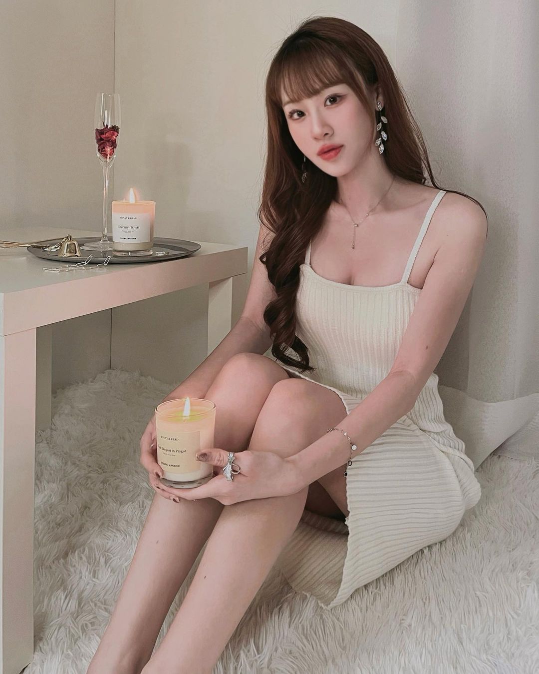 「白嫩級天菜」凹凸辣體趴檯桌，「倒出嫩奶」就能秒揪牌咖！