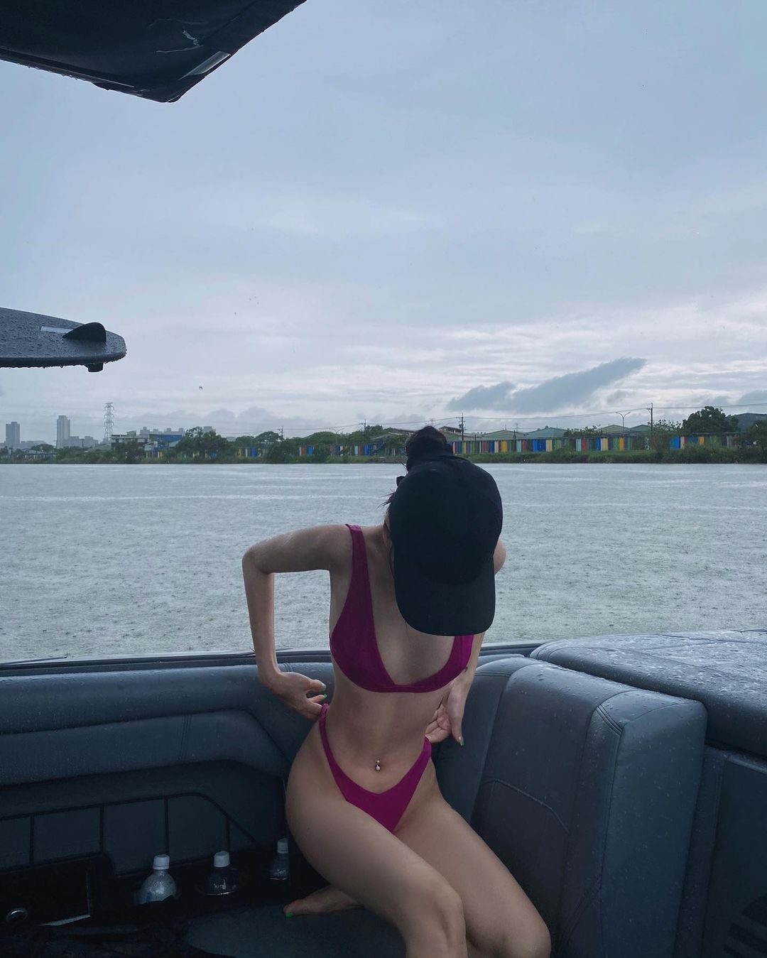 超火辣「正妹女公關」比基尼太犯規！「小蠻腰＋蜜桃臀」好性感，臉蛋神似任容萱！