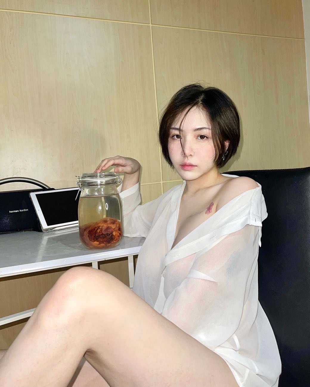 「巨乳版廣末涼子」白嫩雙球太OP，色氣喝牛奶胸口全濕，若隱若現的點點好猛！