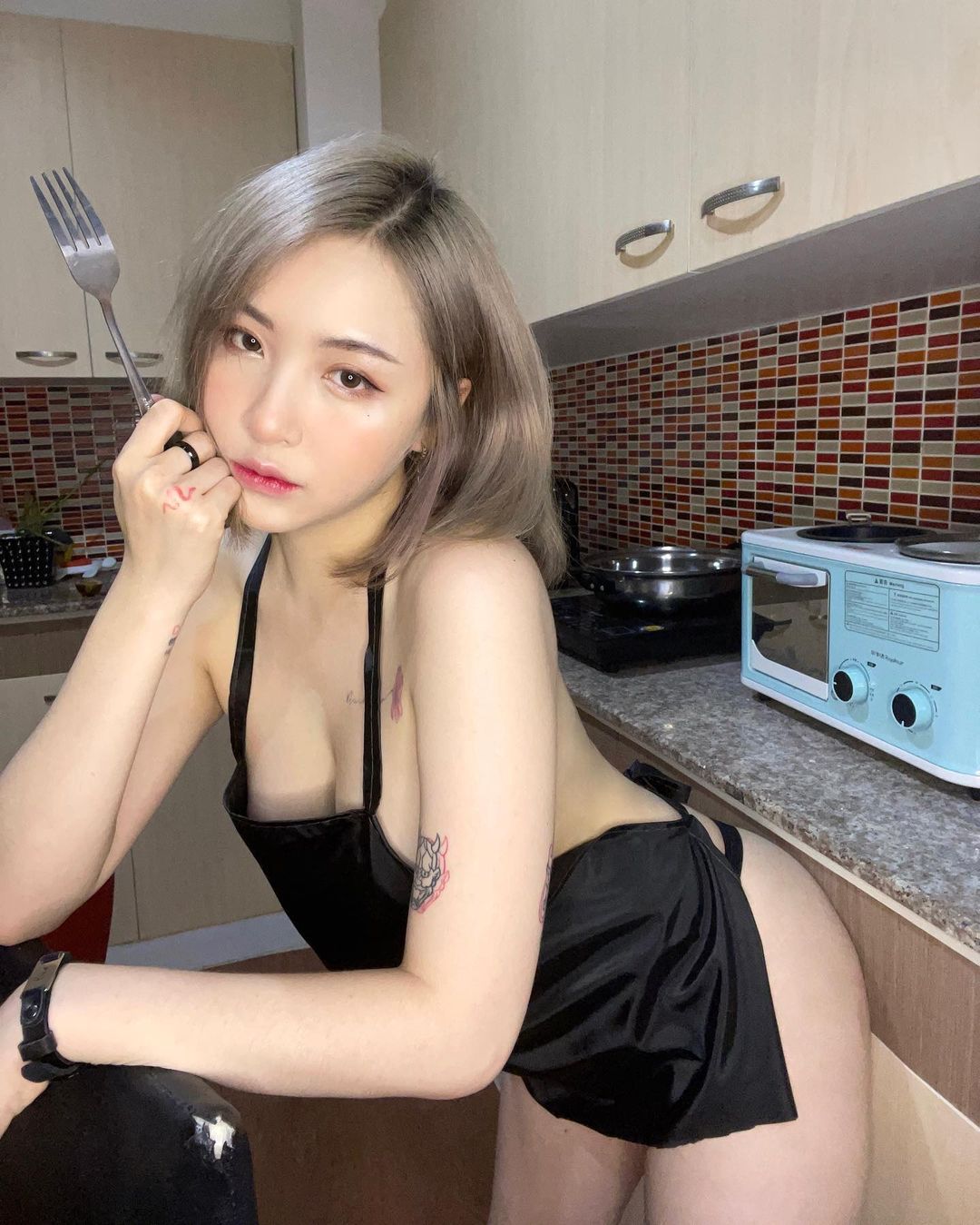 「巨乳版廣末涼子」白嫩雙球太OP，色氣喝牛奶胸口全濕，若隱若現的點點好猛！
