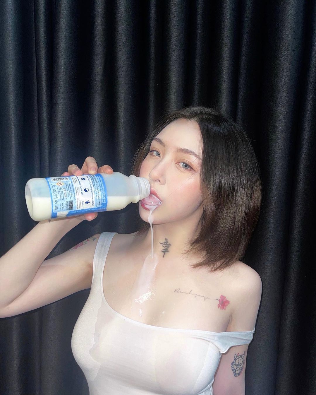 「巨乳版廣末涼子」白嫩雙球太OP，色氣喝牛奶胸口全濕，若隱若現的點點好猛！