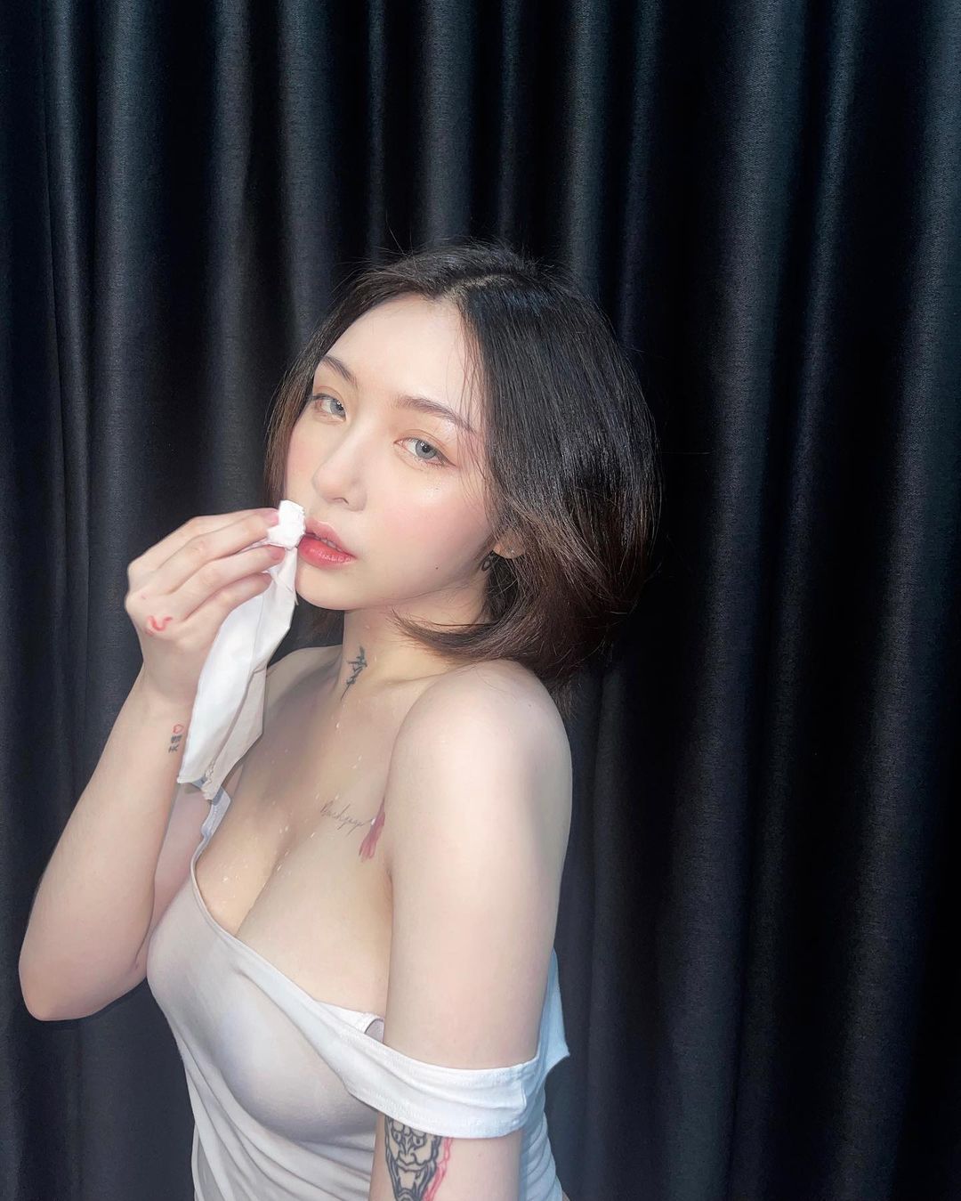 「巨乳版廣末涼子」白嫩雙球太OP，色氣喝牛奶胸口全濕，若隱若現的點點好猛！