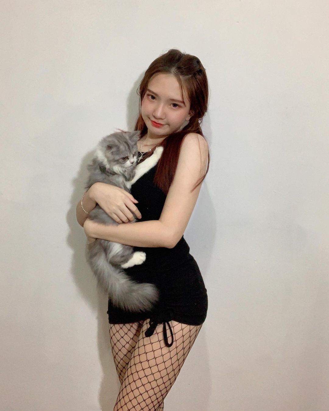 清秀正妹「挺巨乳打電競」，胸前隆起好搶眼，網友驚呼：這絕對不止A！