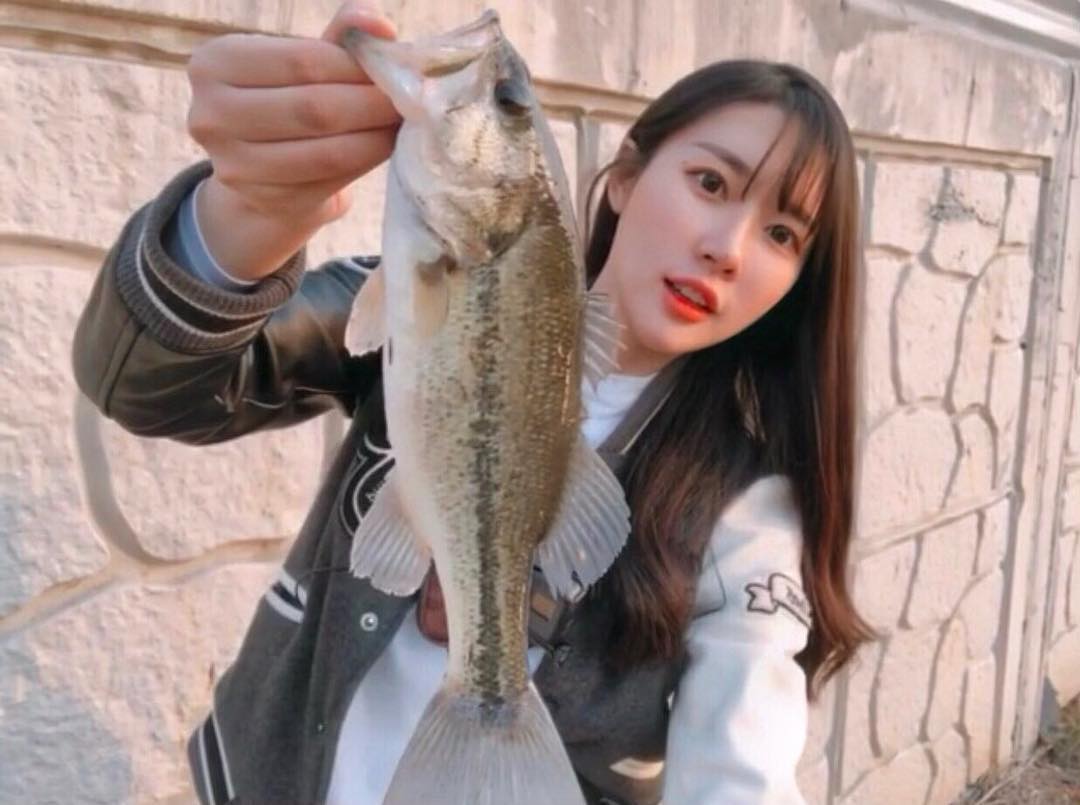 「天菜釣魚妹」直播展鮮貨，「暴力歐派」狂特寫讓粉絲超想吃！