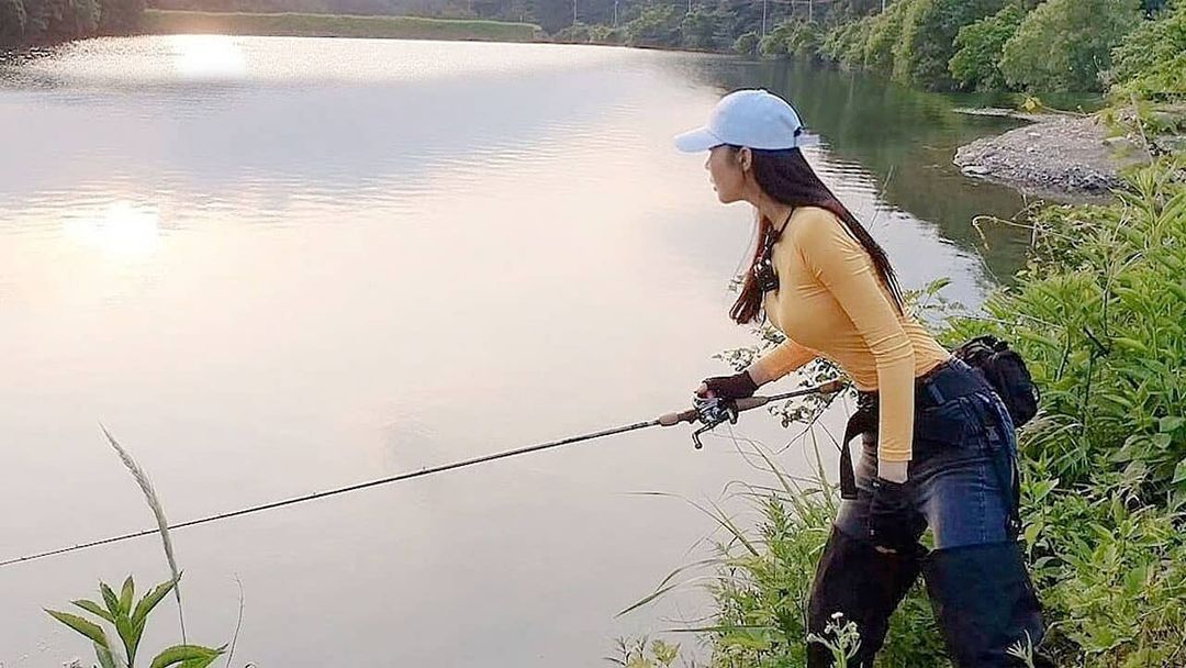 「天菜釣魚妹」直播展鮮貨，「暴力歐派」狂特寫讓粉絲超想吃！