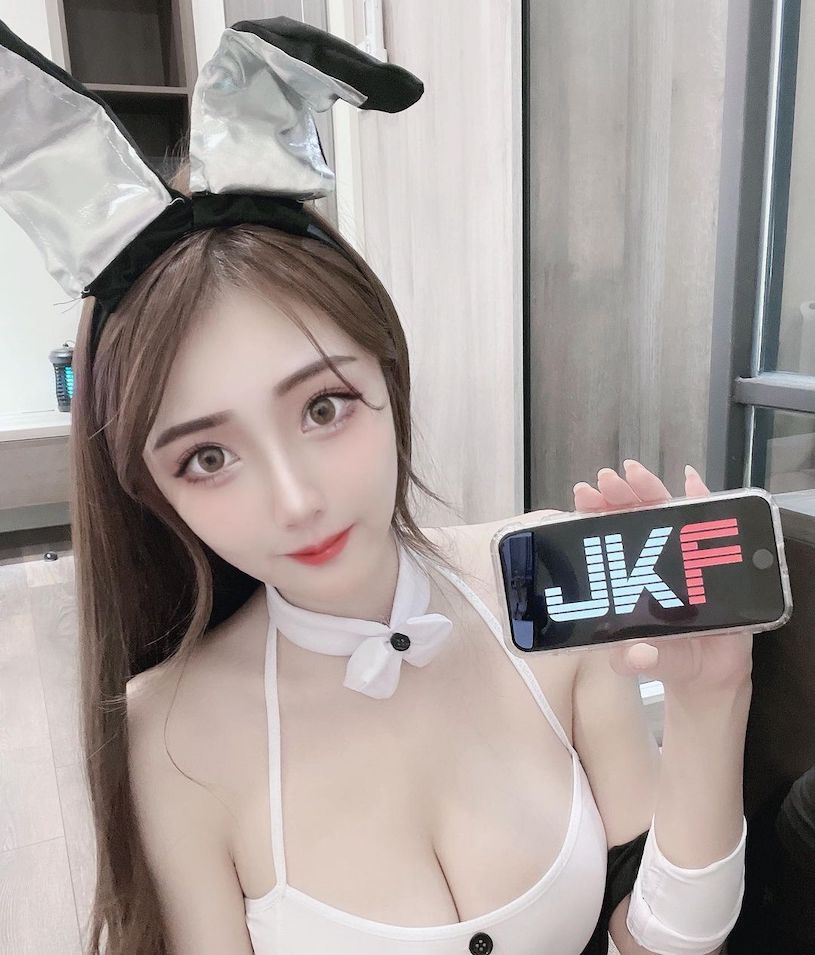 豹紋美人「雨停」展現火辣南半球，「誘惑的胸型」好邪惡呀！