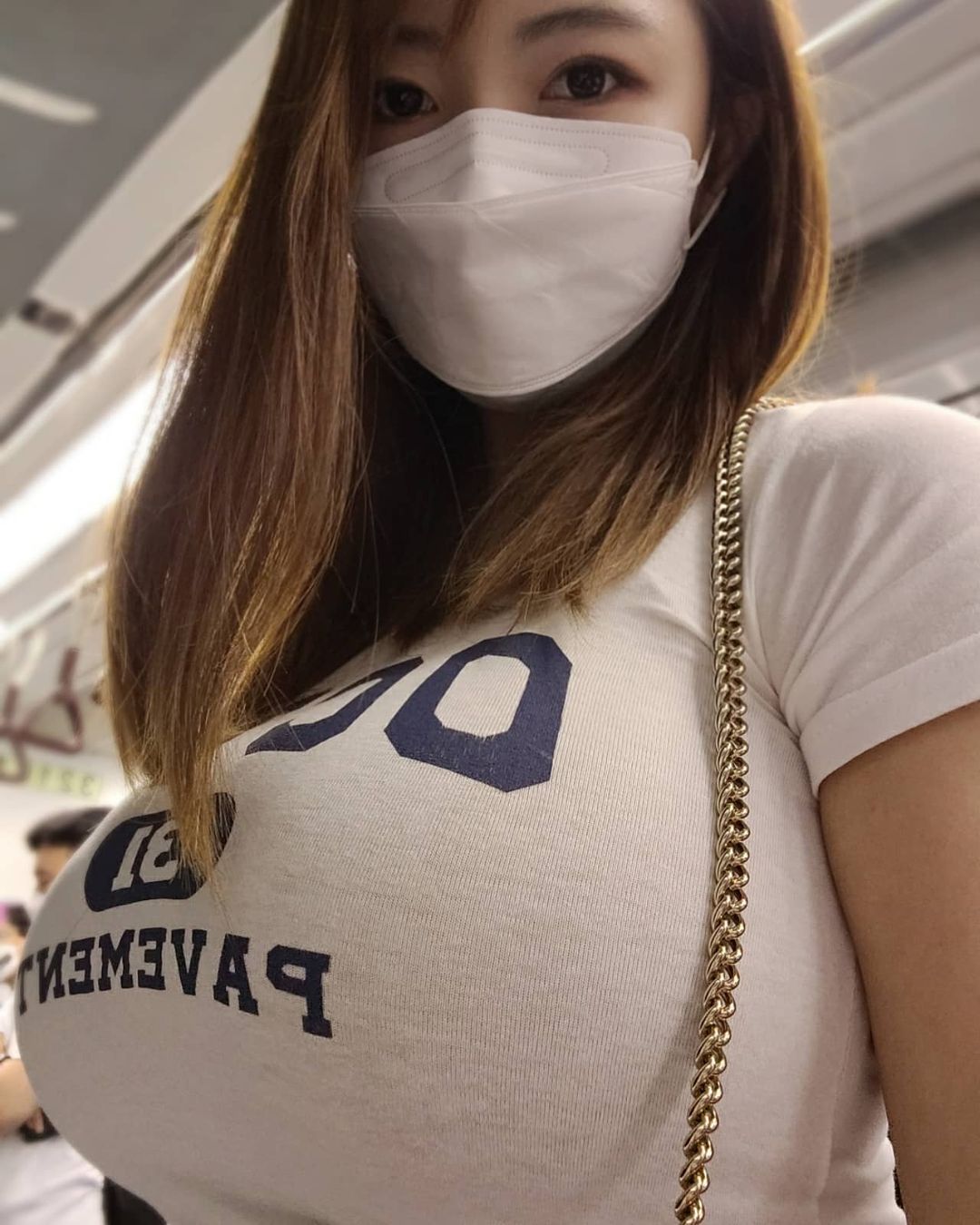 真的大，快看！LINE瘋傳巨乳片　女主角隨時都處於爆釦邊緣