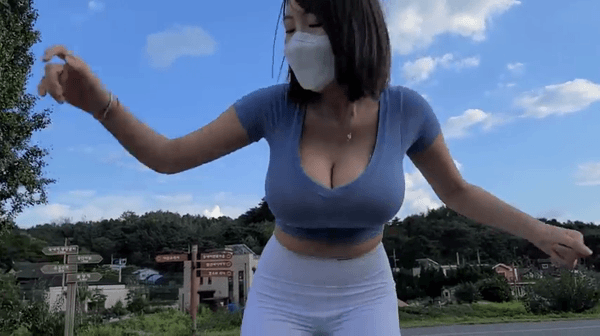 真的大，快看！LINE瘋傳巨乳片　女主角隨時都處於爆釦邊緣