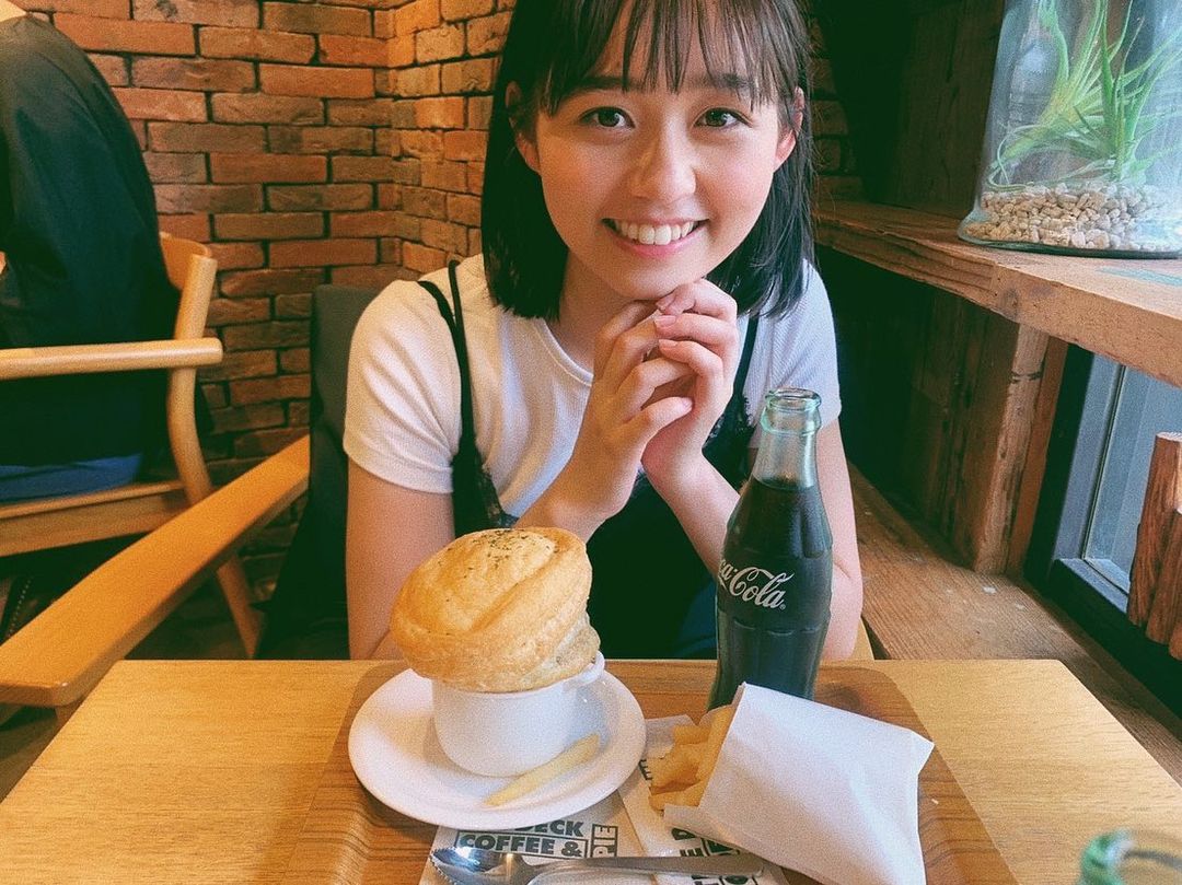 美日混血的「巨乳美少女」美澄衿依，日系臉蛋配「歐美身材」，豐腴曲線有夠厲害！