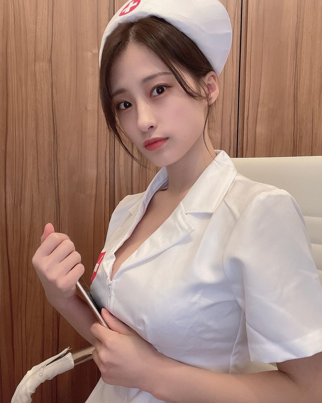 【GG扑克】這日本護士也太辣！澄田綾乃「雪白美乳＋蜜桃翹臀」緊身制服包不住！