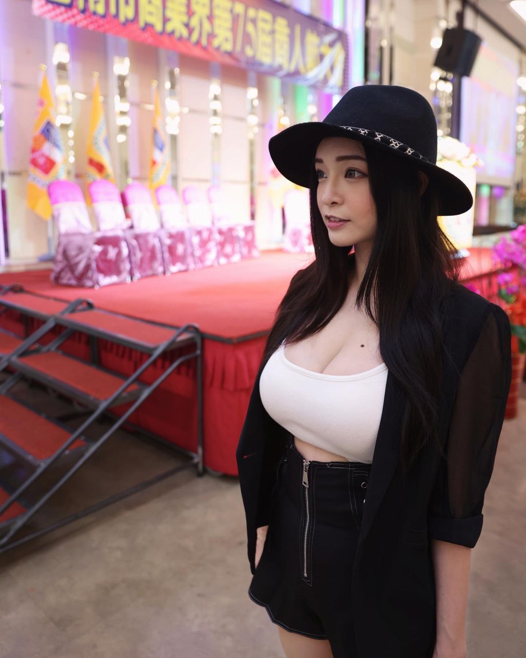 要爆炸了！「郭鬼鬼Angela」揪泥泥學姊「巨乳夾球」好猖狂