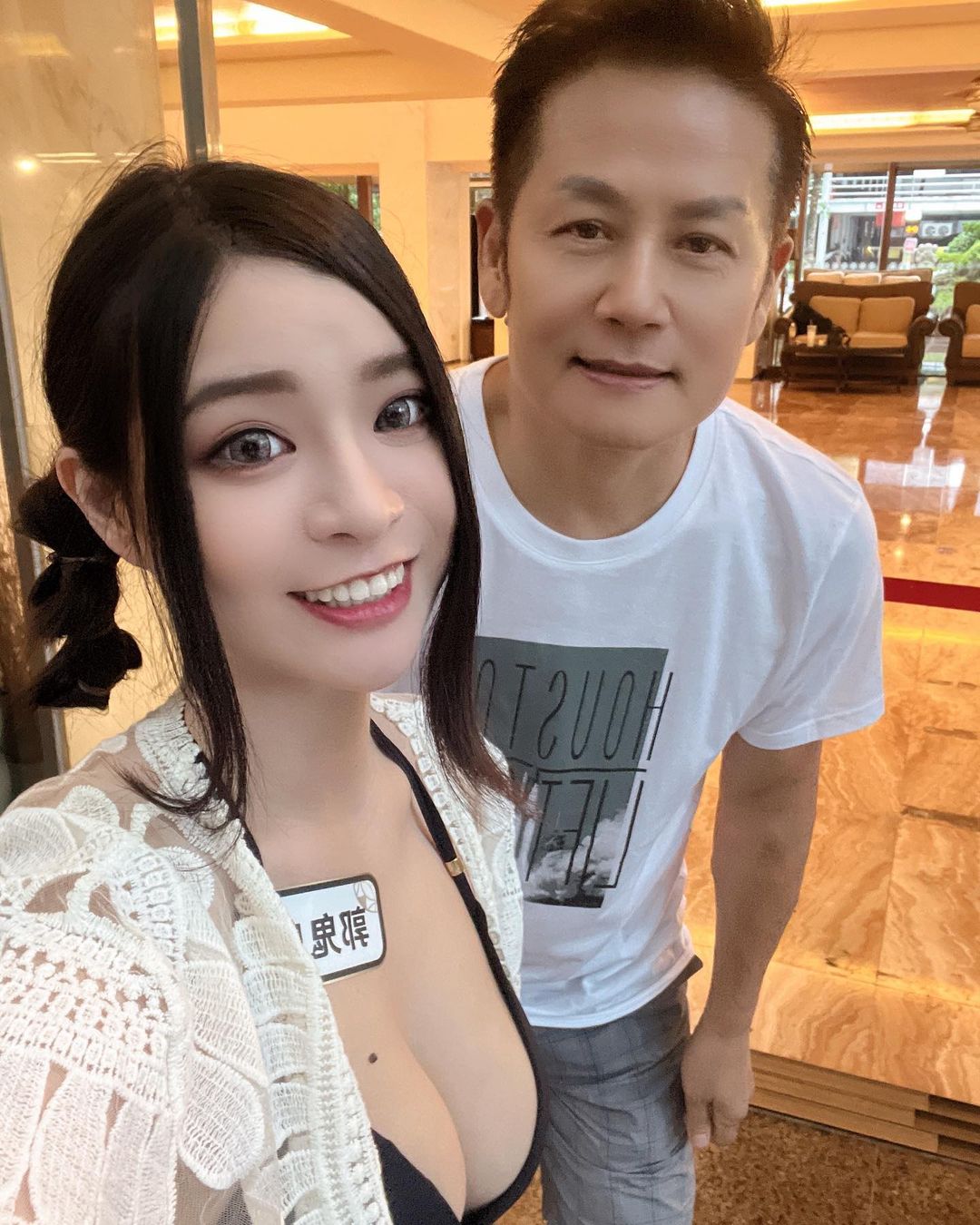 要爆炸了！「郭鬼鬼Angela」揪泥泥學姊「巨乳夾球」好猖狂