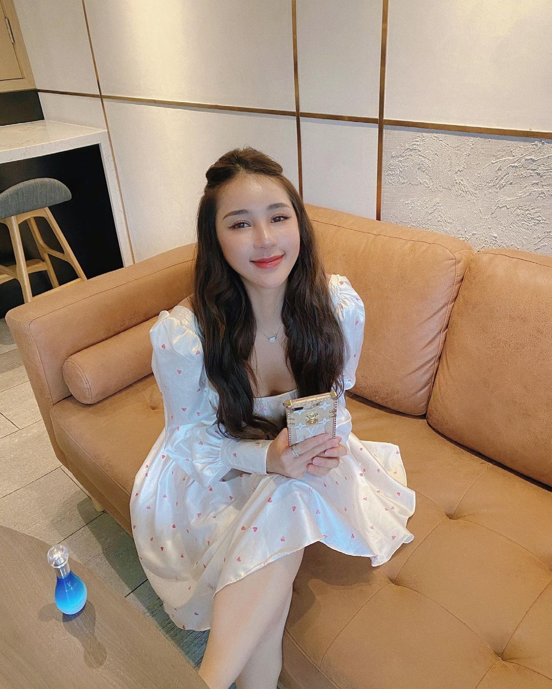 「時尚正妹」超薄洋裝曬暖陽，透視凹凸美體「還見小丁褲」