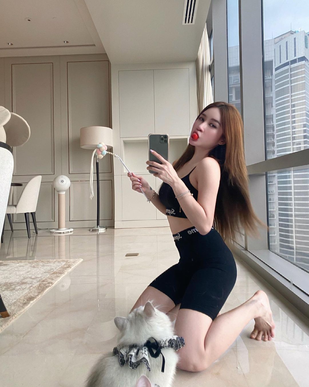 「時尚正妹」超薄洋裝曬暖陽，透視凹凸美體「還見小丁褲」