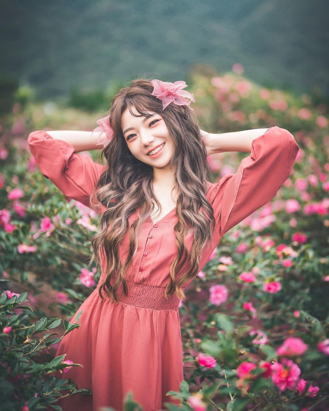 性感甜心「啾啾」白嫩美體超可口，手肘輕壓就現「軟嫩事業線」