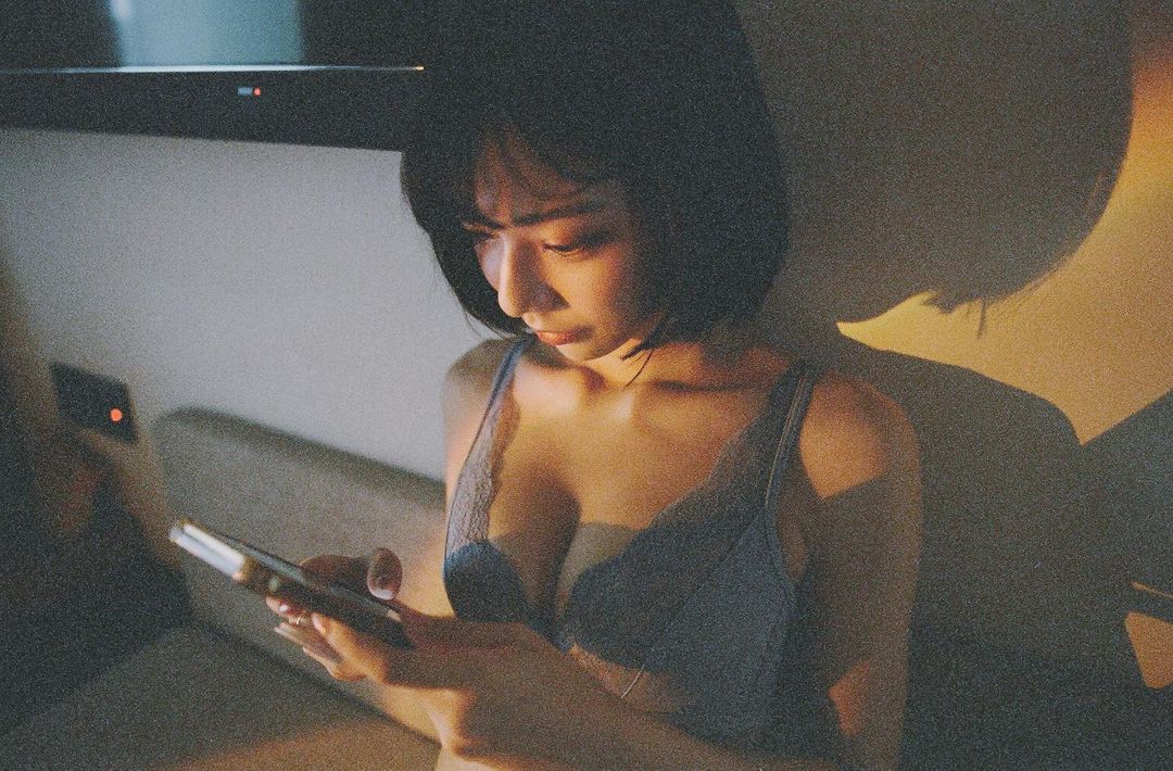 性感甜心「啾啾」白嫩美體超可口，手肘輕壓就現「軟嫩事業線」