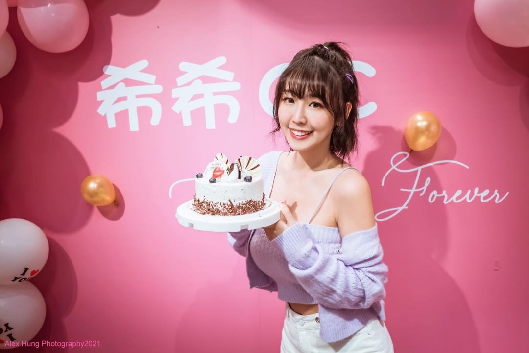 性感黑絲小秘書「希希」化身聖誕兔兔！「美乳翹臀」辣度太犯規！