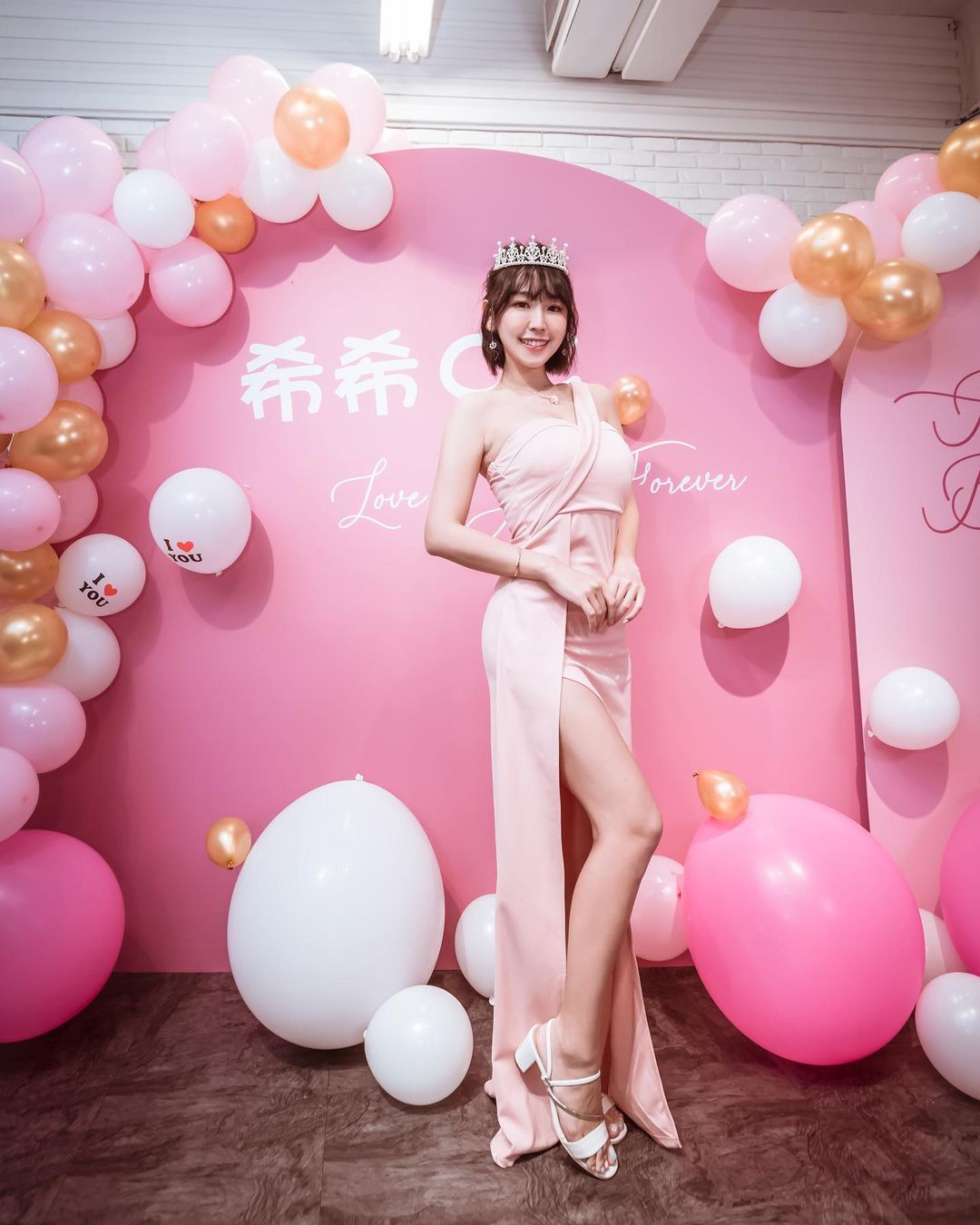 性感黑絲小秘書「希希」化身聖誕兔兔！「美乳翹臀」辣度太犯規！