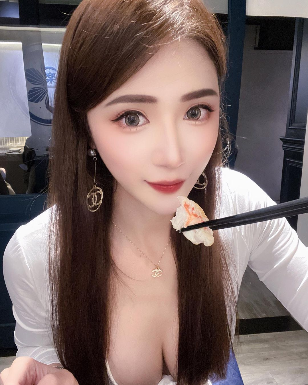 這爆乳太犯規！「金娜娜」聖誕裝秀飽滿雪乳，「細腰美腿」也一次滿足！