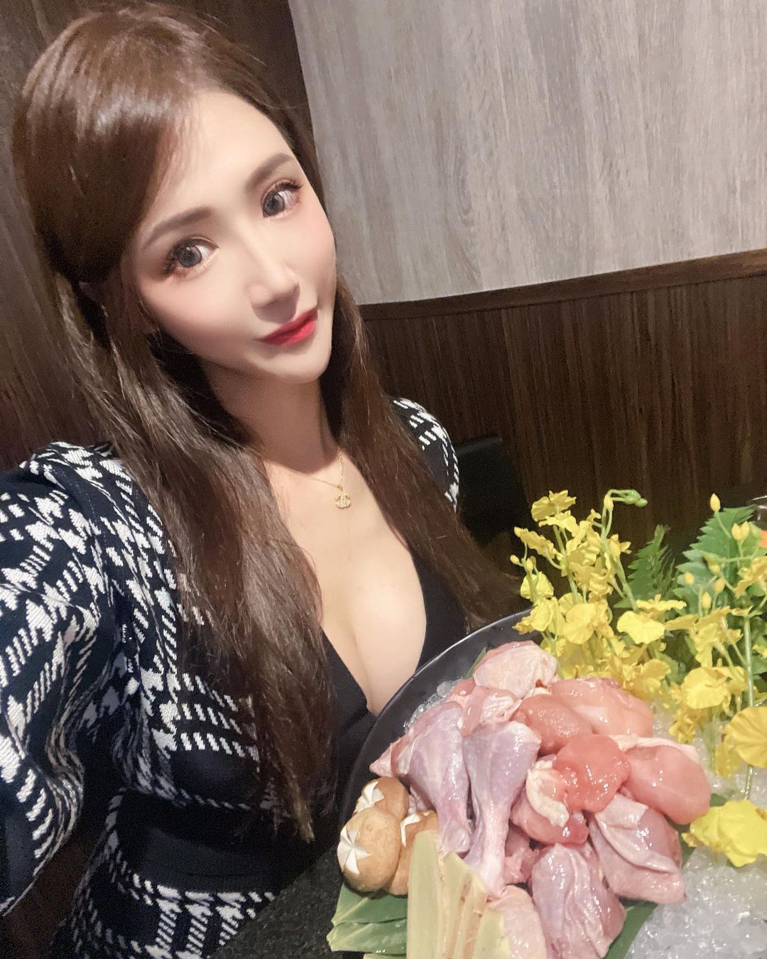 這爆乳太犯規！「金娜娜」聖誕裝秀飽滿雪乳，「細腰美腿」也一次滿足！