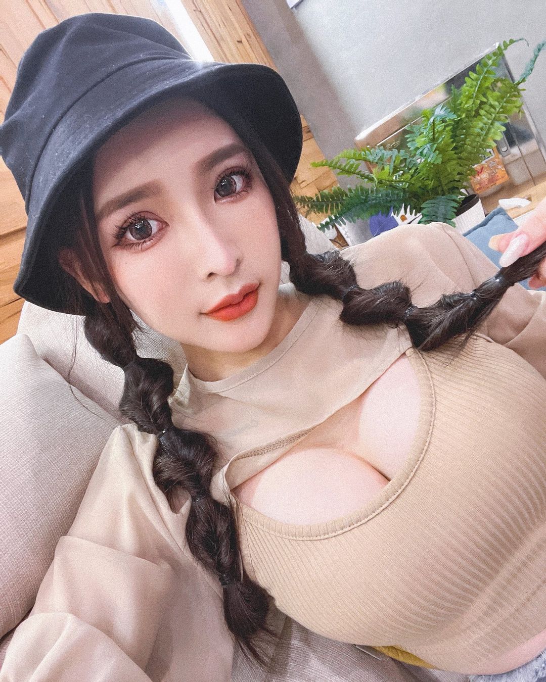 性感小妖精「姍姍33」裸體圍裙露半乳　火辣畫面讓網友狂喊餓