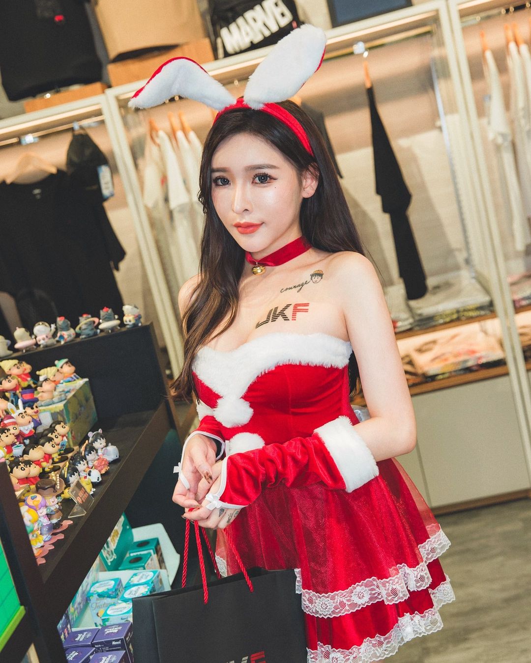 性感小妖精「姍姍33」裸體圍裙露半乳　火辣畫面讓網友狂喊餓