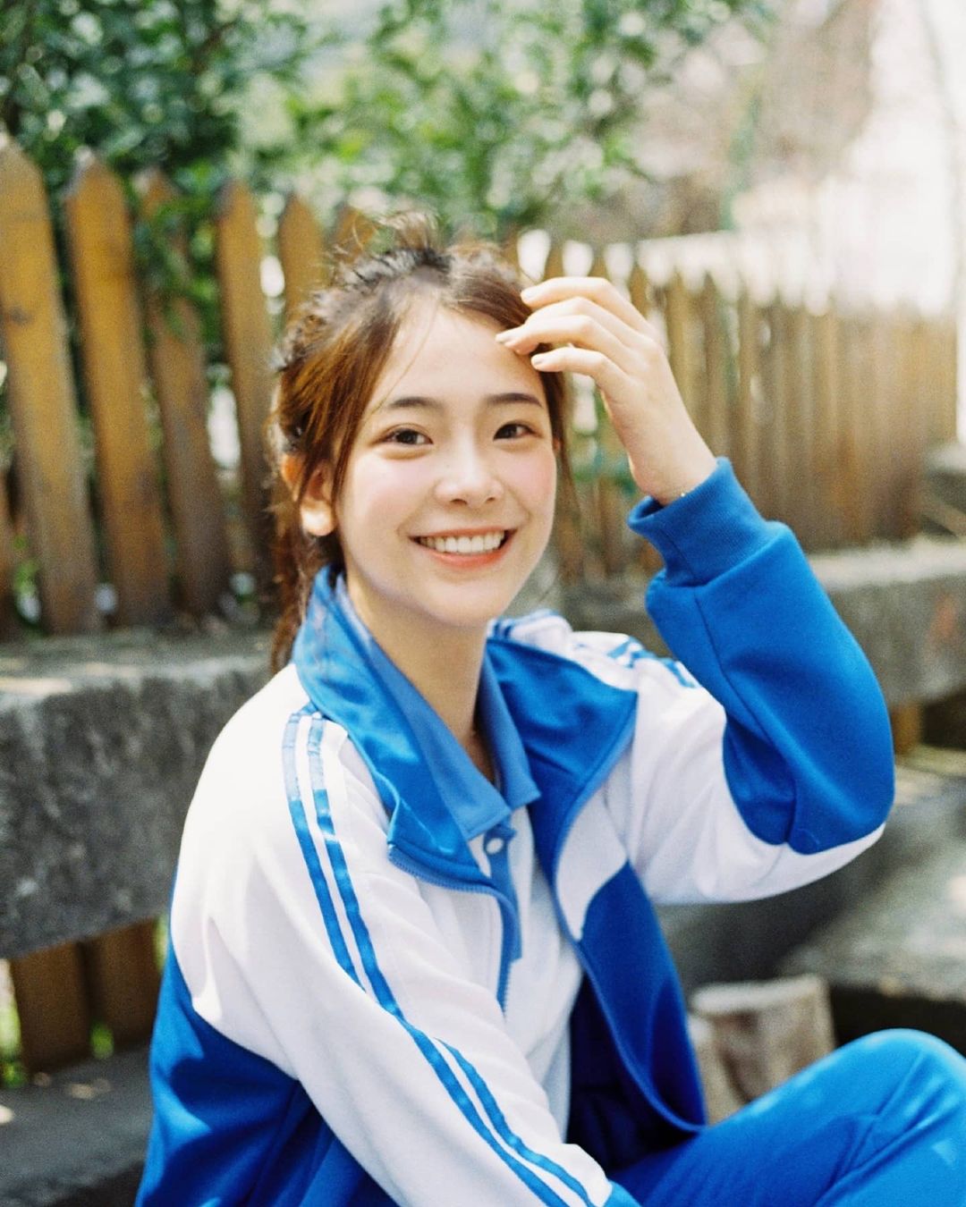 「鄰家學生妹」陽光笑顏超酥麻，海風下的「性感嫩體」讓人秒脫單