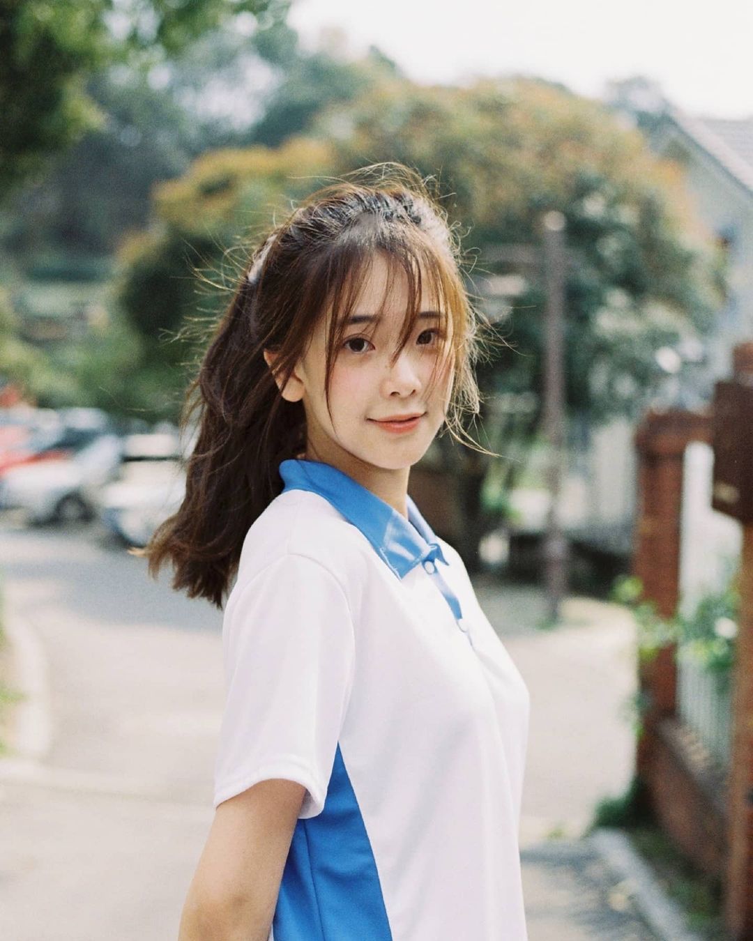 「鄰家學生妹」陽光笑顏超酥麻，海風下的「性感嫩體」讓人秒脫單