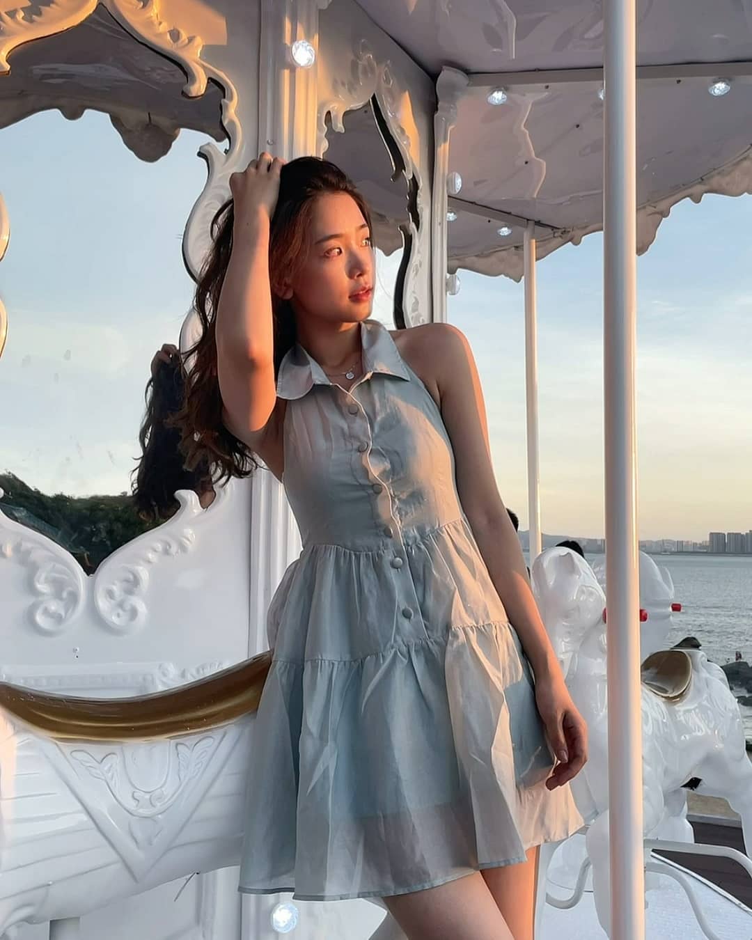 「鄰家學生妹」陽光笑顏超酥麻，海風下的「性感嫩體」讓人秒脫單
