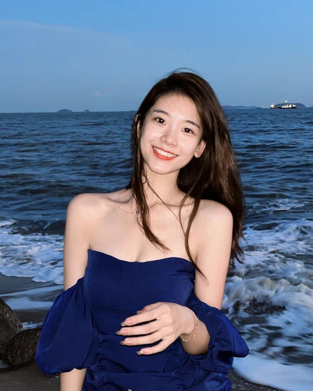 「鄰家學生妹」陽光笑顏超酥麻，海風下的「性感嫩體」讓人秒脫單