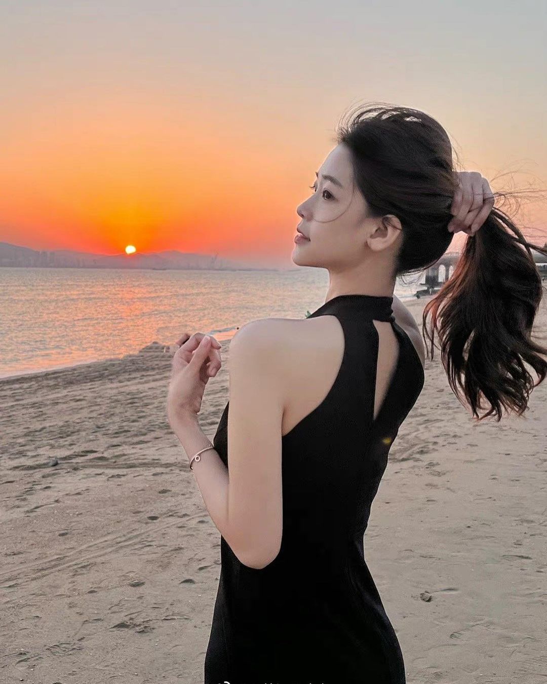 「鄰家學生妹」陽光笑顏超酥麻，海風下的「性感嫩體」讓人秒脫單