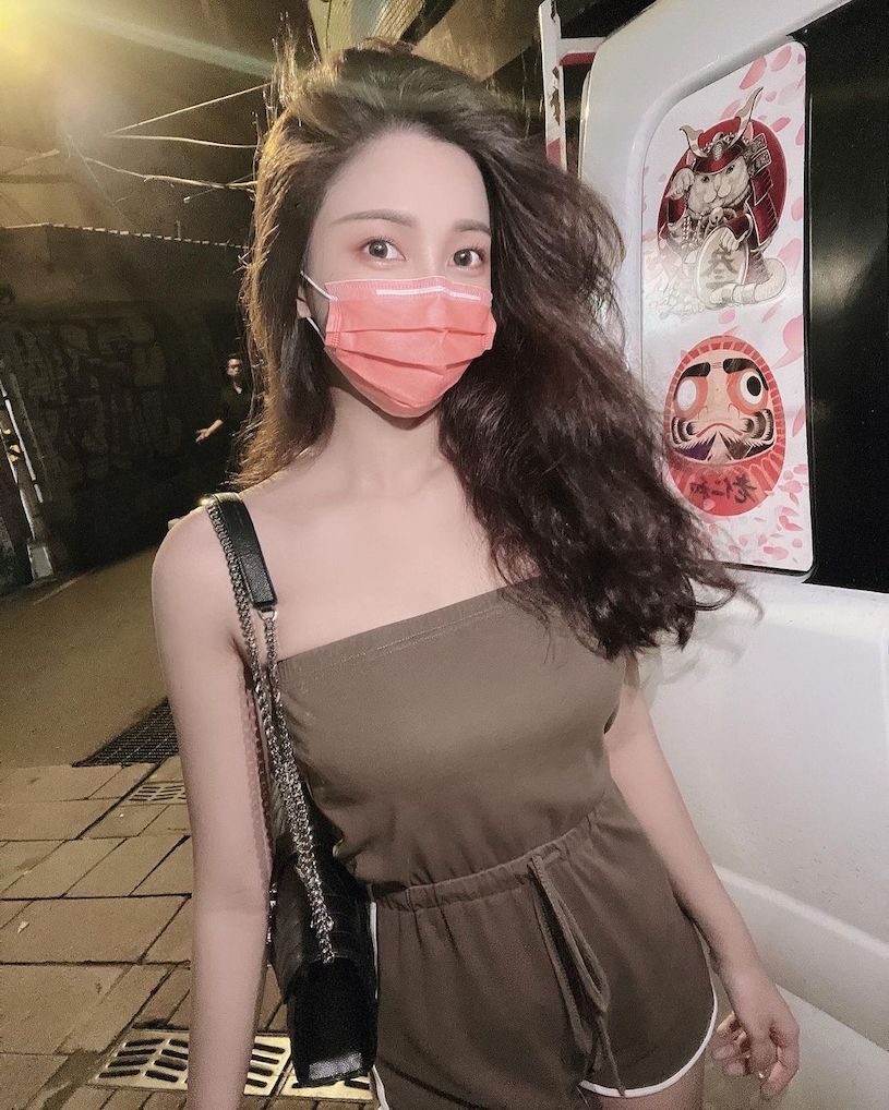 台北都會公園「超辣口罩正妹」，「性感低胸造型」讓人想一起散步！