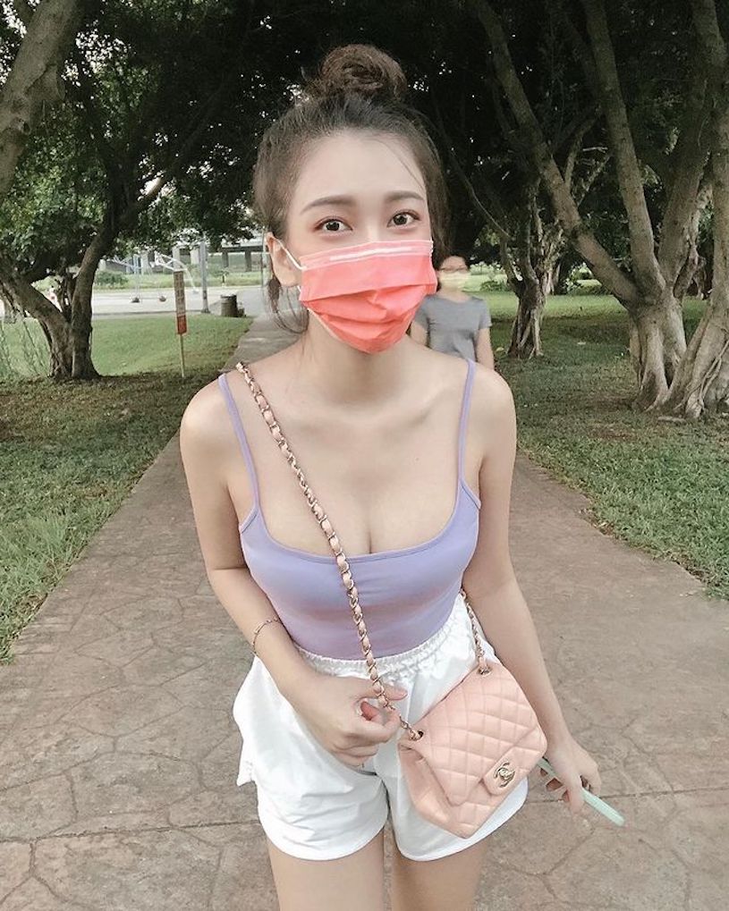 台北都會公園「超辣口罩正妹」，「性感低胸造型」讓人想一起散步！