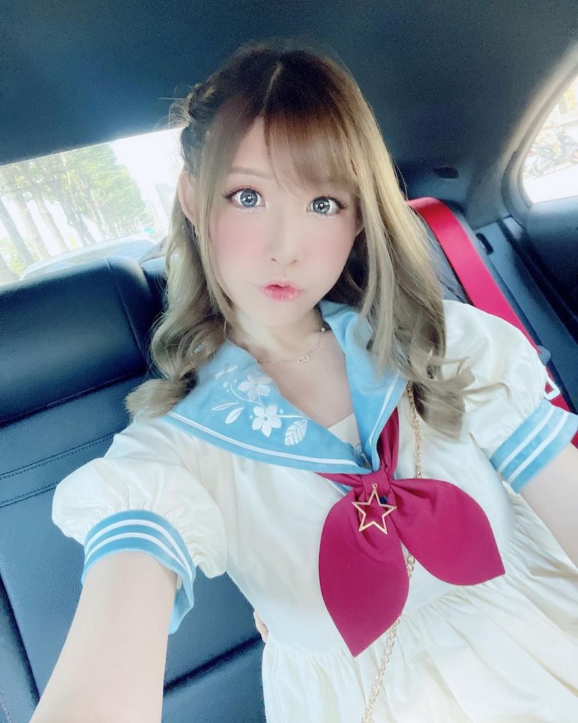 正妹「芷玄」童顏美乳曲線超讚，「E罩杯深溝」超有誘惑力！