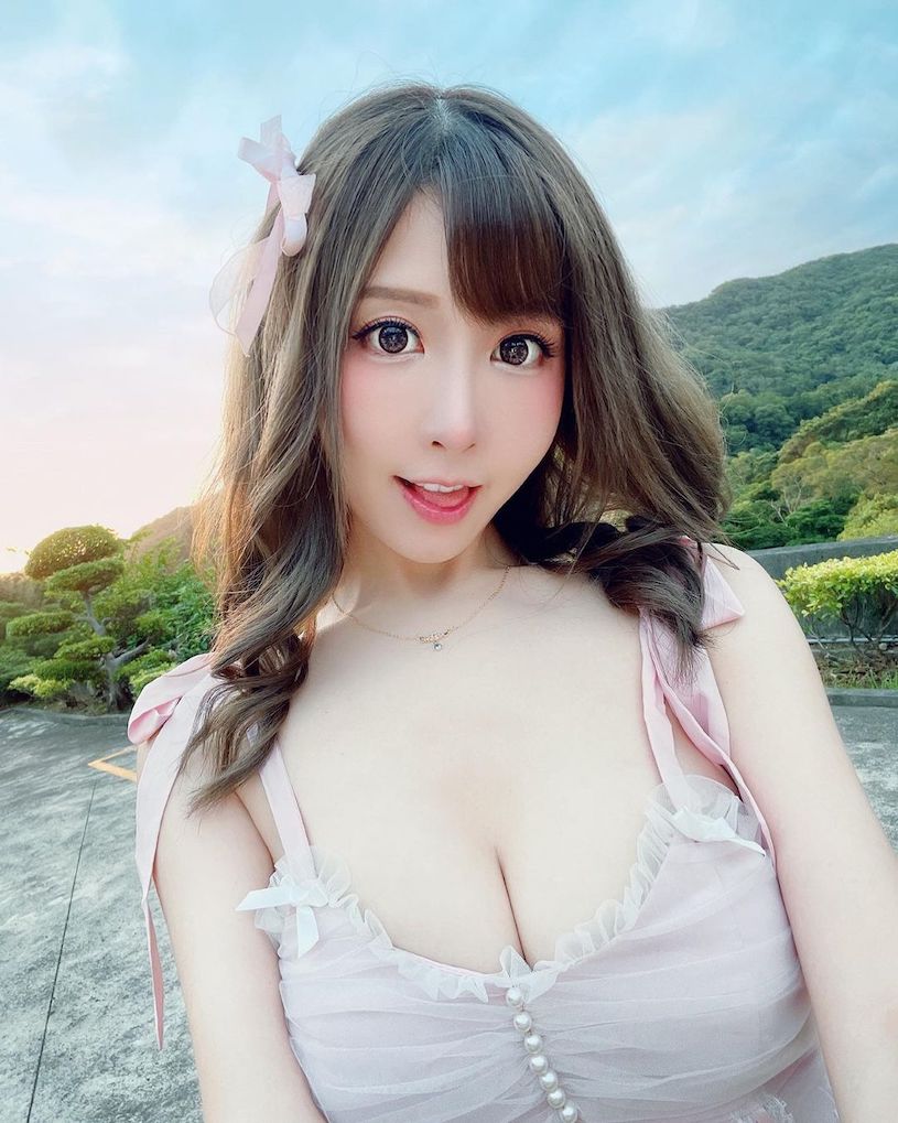 正妹「芷玄」童顏美乳曲線超讚，「E罩杯深溝」超有誘惑力！