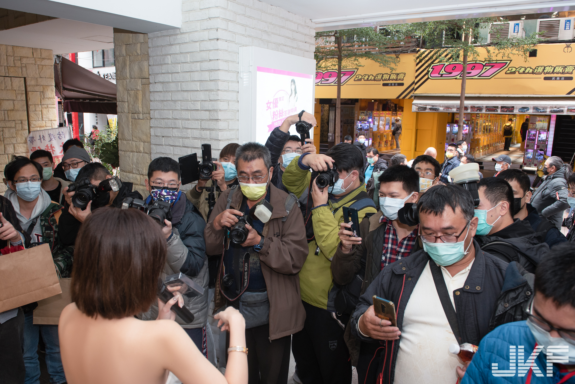 JKF福利攝 x JR store 聖誕感謝祭！人氣女神「酸酸」、「高萱」火辣揭幕！